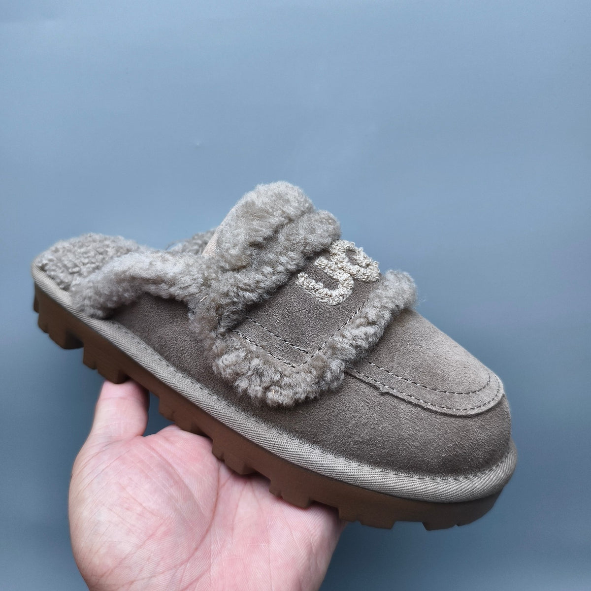 1206 Curly Fur Big Logo Casual Slippers — Antelope Brown