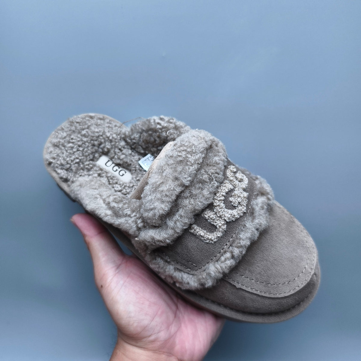 1206 Curly Fur Big Logo Casual Slippers — Antelope Brown