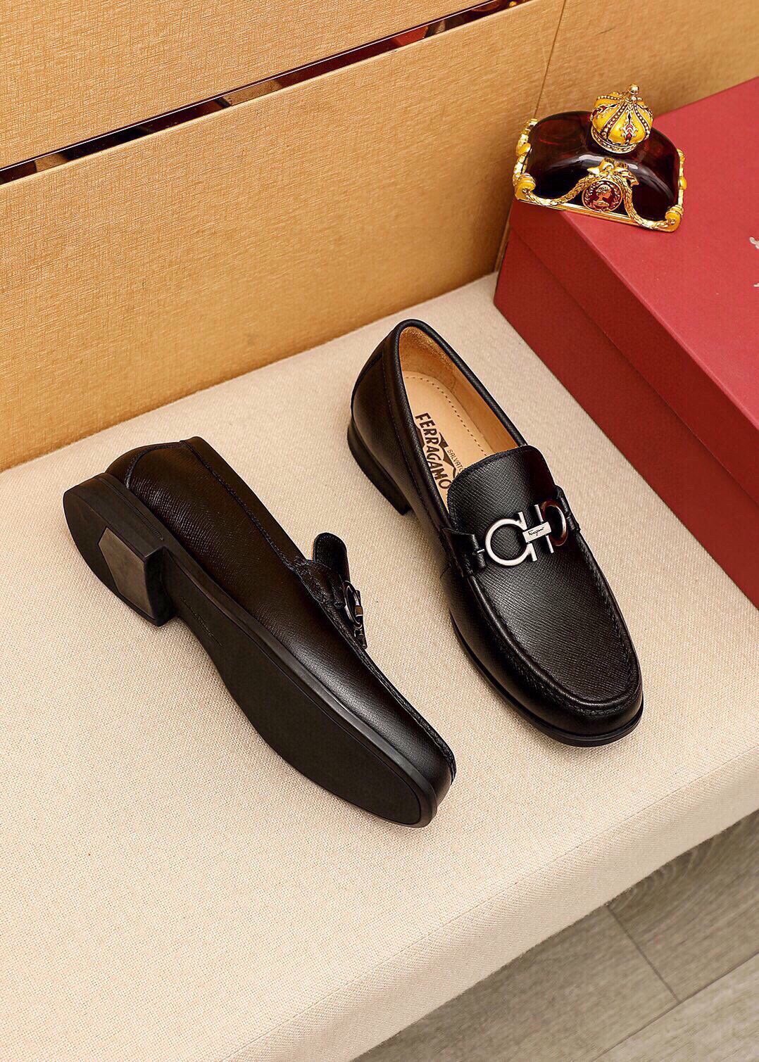 Ferragamo Black Metal-Bit Loafers - Leather Lining